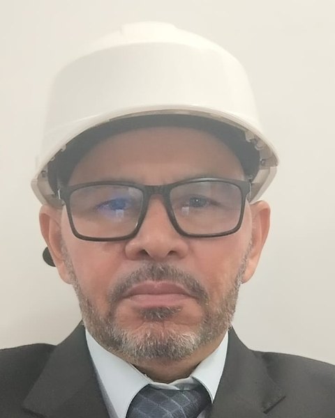 Wilson Foster, engenheiro civil, de capacete branco
